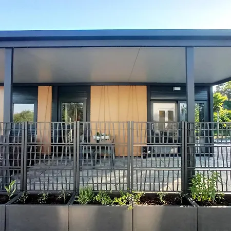 Mobile House & Whirlpool Apartment